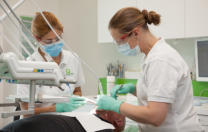 Tandarts en assistente tijdens een behandeling