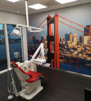 Behandelkamer met een fotowand van de Golden Gate Bridge