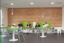 De wachtruimte met houten wand